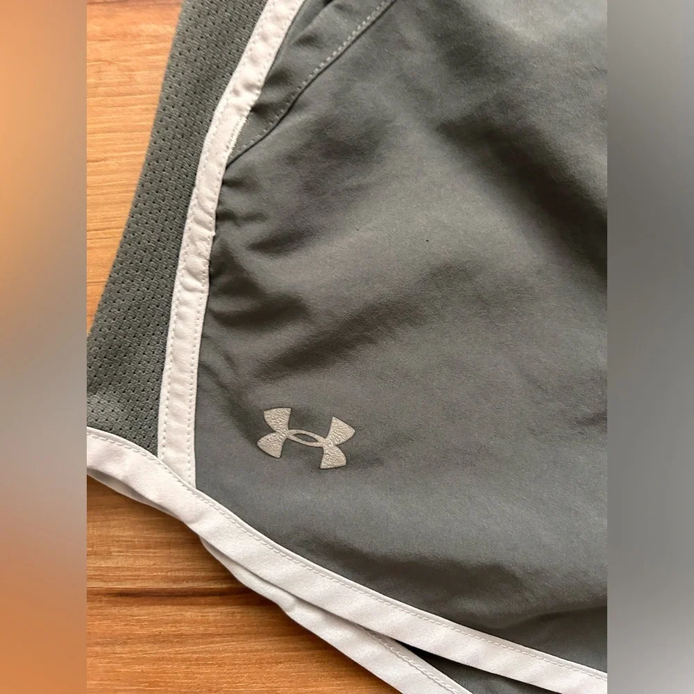 Under Armour Heat gear Womens Medium Gray Elastic Waist Lined Running Shorts‎